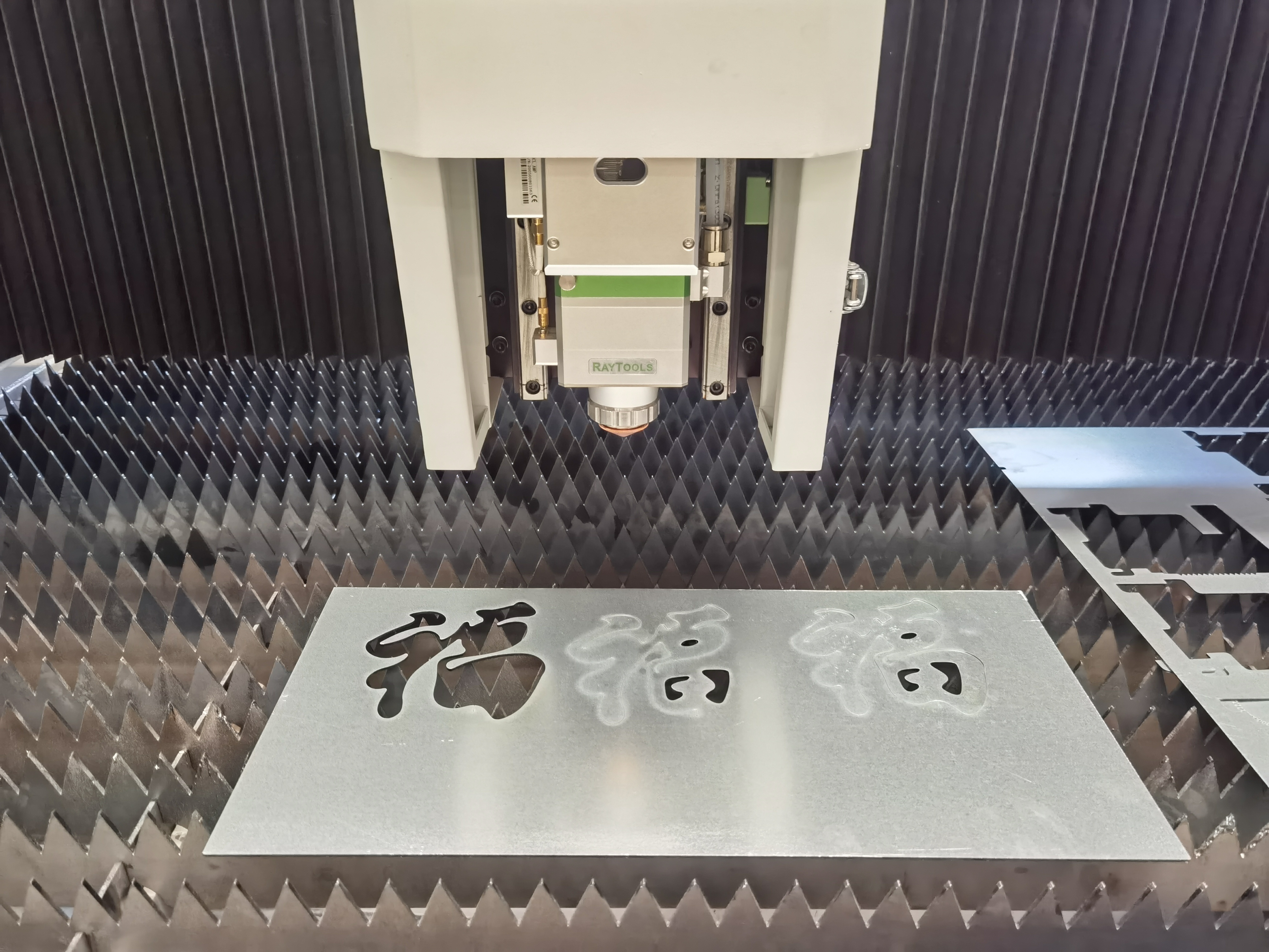 RC-GA-3015雙平檯(tai)激光(guang)切(qie)割(ge)機(ji)