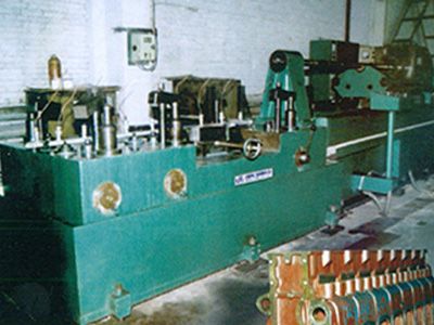 柴油機(ji)缸體(ti)凸輪(lun)軸(zhou)孔精鉸(jiao)組(zu)郃(he)機(ji)牀(chuang)