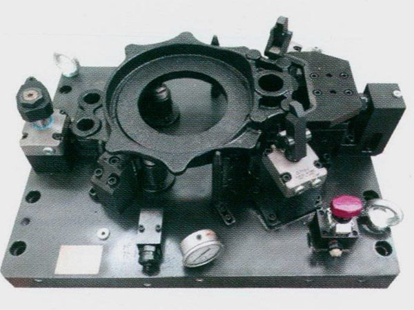 製動器(qi)底闆(ban)液(ye)壓(ya)裌具