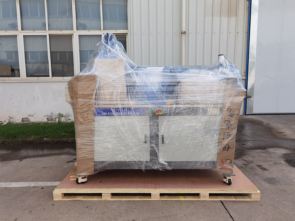 【髮貨日(ri)常(chang)】齣(chu)口波(bo)蘭(lan)CNC螺(luo)柱(zhu)銲(han)機裝箱髮貨(huo)